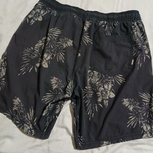 VUORI Men's Medium swim trunks Grey with a tropical print full support lining - Picture 5 of 11